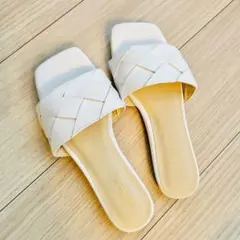 編み込みフラットサンダル　白