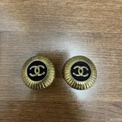 CHANEL ロゴ入りイヤリング ゴールド/ブラック