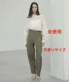 未使用　ベイジ　カービーシルエットタックパンツ　カーキ　6 雑誌掲載のサムネイル