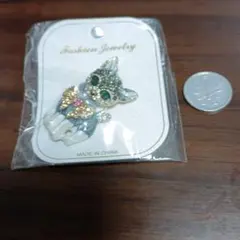 猫型ブローチ ストーン装飾付き