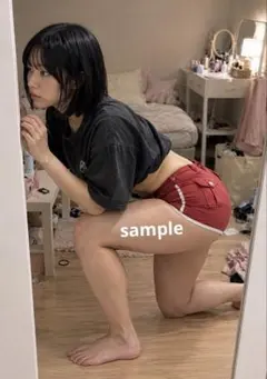 AI美女 黒Tシャツ 赤ショートパンツ 鏡越し自撮り L版写真 No.6