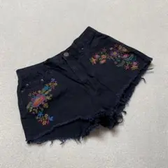 BDG ブラックデニム　刺繍　花　フラワー　カジュアル　おしゃれ