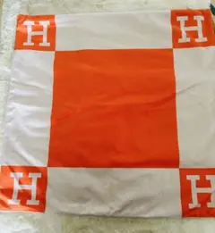 オレンジと白のHロゴクッションカバー　パイピング付