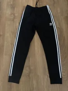 adidas 黒 ジョガーパンツ サイドストライプ