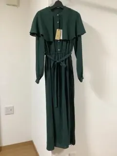 rps 新品未使用タグ付き　ダークグリーン ケープ付きサイドプリーツワンピース