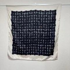 【良品】someday 90x90の大判スカーフ モノトーン ブロック柄のサムネイル
