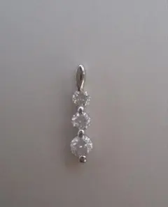 K18WG台　ダイヤモンド0.3ct　スリーストーンペンダントヘッド