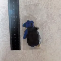 モワメームモワティエのノベルティ　青いクマのドレスキーホルダー