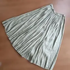 光沢感のあるリバーシブルフレアスカート