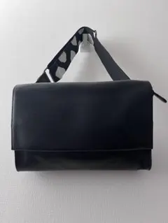 イアパピヨネ 本革 ワイドテープ ショルダーバッグ ボディバッグ