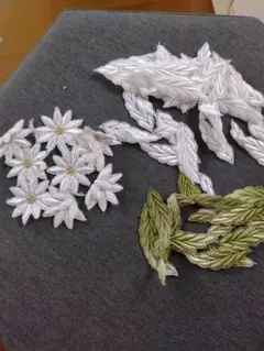 白い花と葉のレース