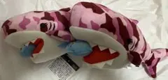 猫*ボ様 サメ　BIG ぶるぶるぬいぐるみ迷彩柄　ピンク