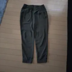 カーキ カジュアルパンツ