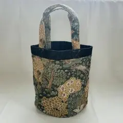 ハンドメイド　植物と動物柄の布トートバッグ グリーン系　デニムブラック