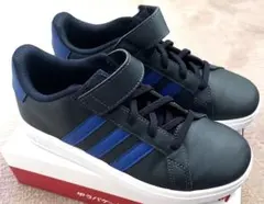 adidas スニーカー