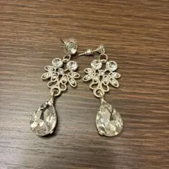 エレガントなクリスタルピアス