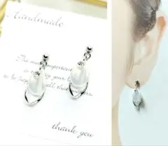 シルバーツイストフープ×花びらチャームwh　ハンドメイドピアス・イヤリング