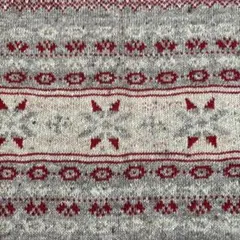 グレーと赤のフェアアイル柄ニット生地