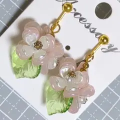 薄ピンク花モチーフのイヤリング