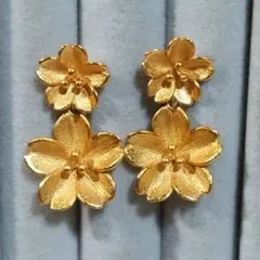 【匿名配送✨新品】ピアス　ゴールド　花　桜　２連　フラワー　ゆれるピアス