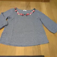 earth music&ecology 花モチーフグレー 五分丈袖カットソー