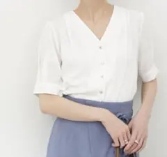 N. Natural BeautyBasic ゴールドボタンタックネックブラウスのサムネイル