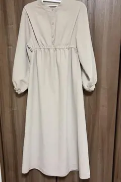 ベージュ　ワンピースのサムネイル