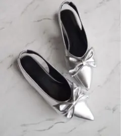 【新品未使用】シルバーリボン付きポインテッドトゥフラットパンプス　VIVIAN