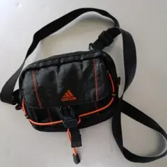 adidas ショルダーバッグ ブラック オレンジ
