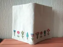 ハンドメイド 刺繍 のブックカバー 帆布 四六判サイズ