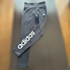 adidas ブラックロゴ入り レギンス