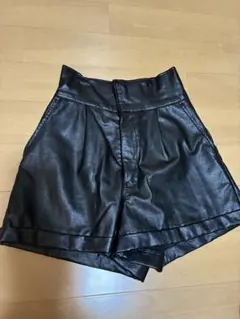 レザー調ショートパンツ