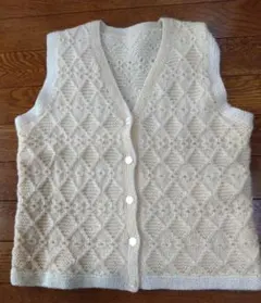 ハンドメイド クリーム色のニットベスト