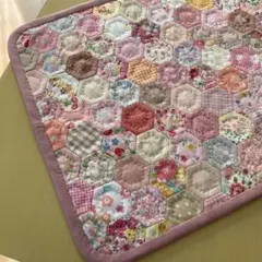 パッチワークキルト　　３　　ヘキサゴン繋ぎ・ピンク系配色