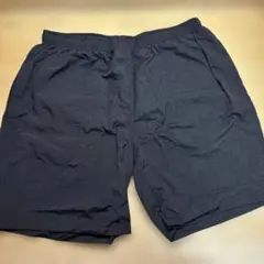 黒のショートパンツ