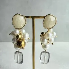 クラシカルパールのクラスター・ビジューピアス