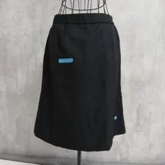 黒 フレアスカート 青いポケット付き