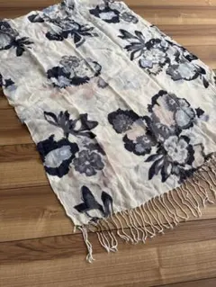 H&M 花柄ストール ワンサイズのサムネイル