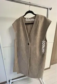 ベージュ ノーカラーベスト ボタン付き