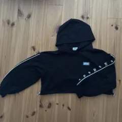 ラブトキ　フード付き黒クロップドパーカー