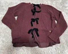 バーガンディリボンカーディガン、ブラックフリルセーター、アイボリーケーブルニット