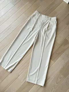 UNIQLO タックパンツ センタープレス テーパードパンツ アイボリー L