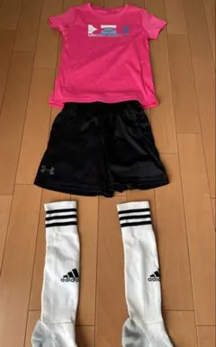 120サイズ ピンク Tシャツ 黒パンツ adidasソックス