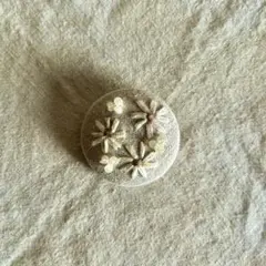 花刺繍のナチュラルブローチ　ハンドメイド