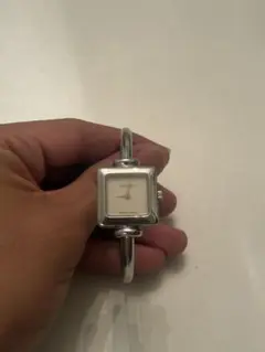 良品　稼働　グッチ　黒文字盤×シルバー　クォーツ　バングル　腕時計　1900L GUCCI 腕時計 バングルウォッチ クオーツ 1900L ブルー文字盤