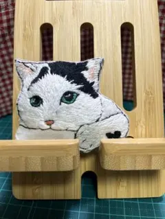 猫 刺繍ブローチ ハンドメイド 白黒猫