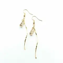 №701・ガラスストーンピアス