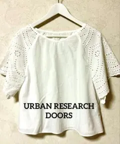 ☀️SALE‼️【美品】UR DOORS 白 スカラップ刺繍フレアスリーブブラウス