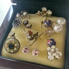 多様なデザインのピアスセット