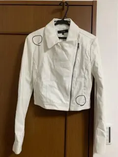 ホワイトレザーショート丈ライダースジャケット
